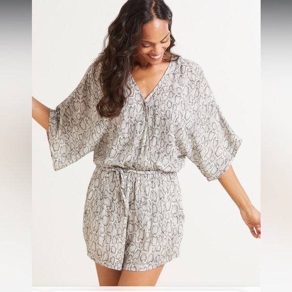 Evereve Pants - Evereve Gray Snake Print Romper